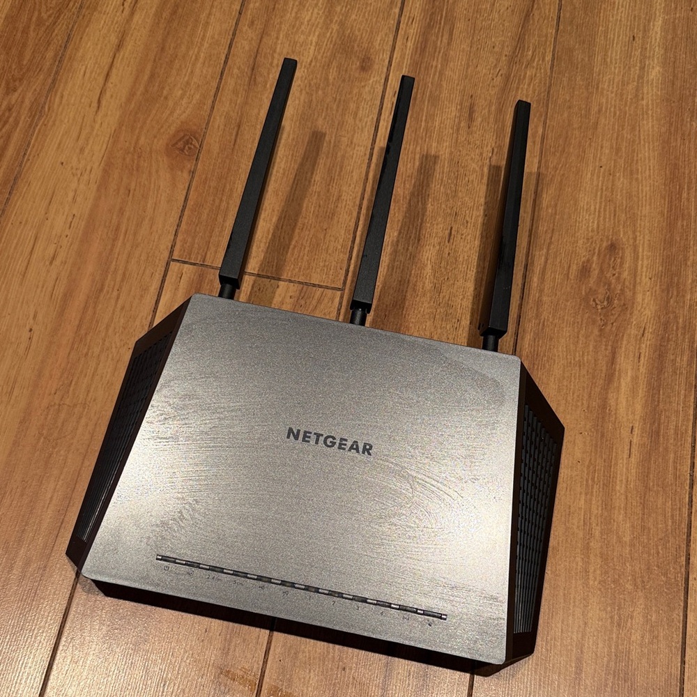 Netgear Nighthawk AC1900 Smart WiFi Router Model R7000 with Adaptor - Picture 1 of 8